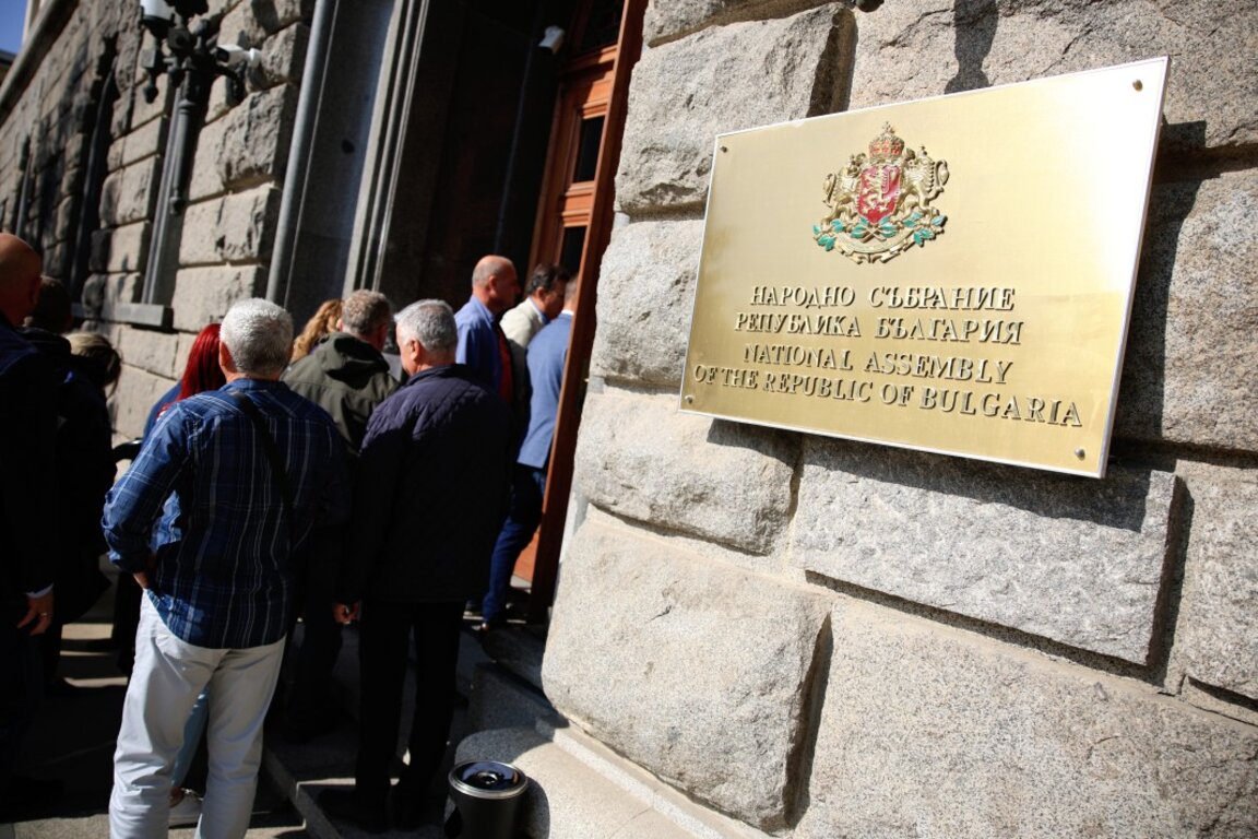 Представители на "Възраждане" и ИТН също дойдоха на срещата с протестиращите енергетици в НС