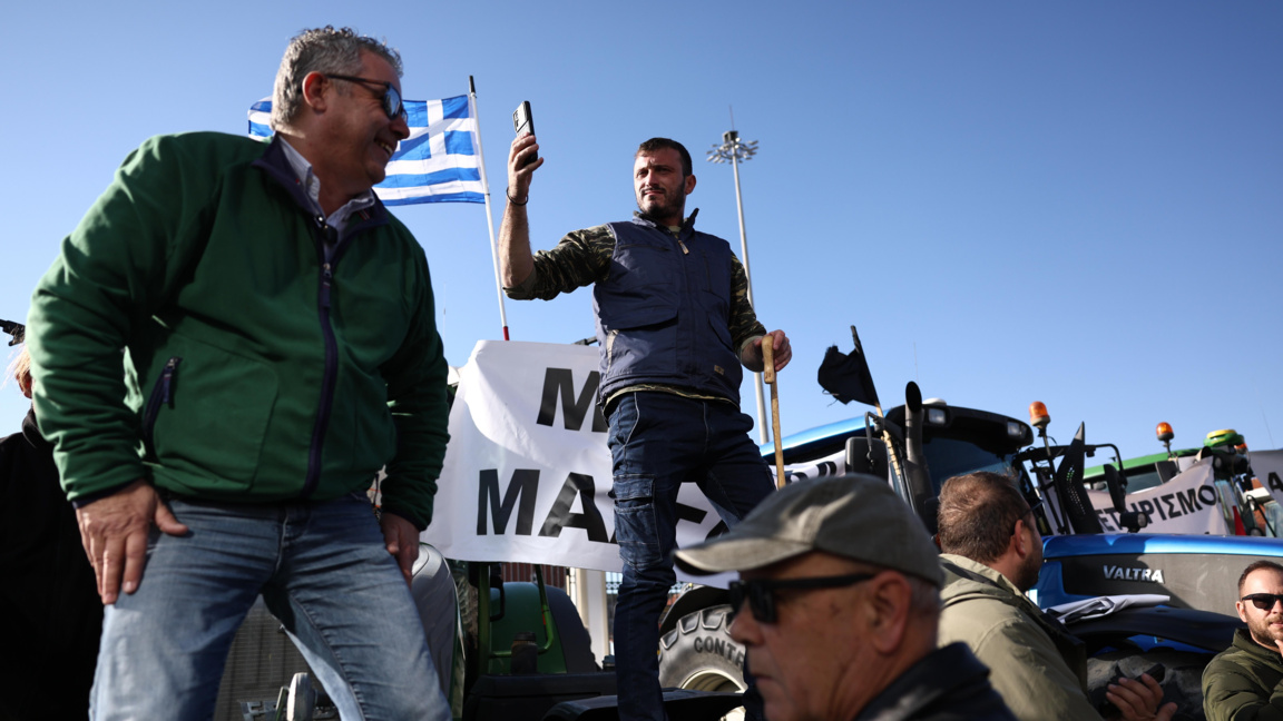 Гърция: Фермерите продължават с пътните блокади