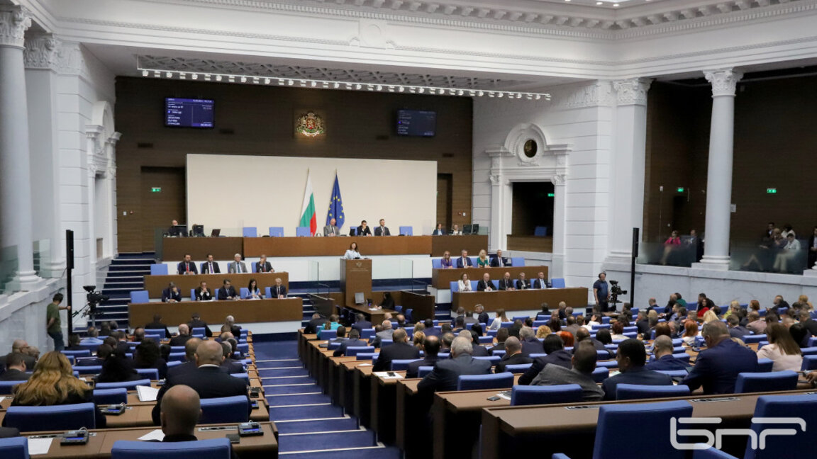 Депутатите обсъждат вота на недоверие срещу кабинета "Денков"