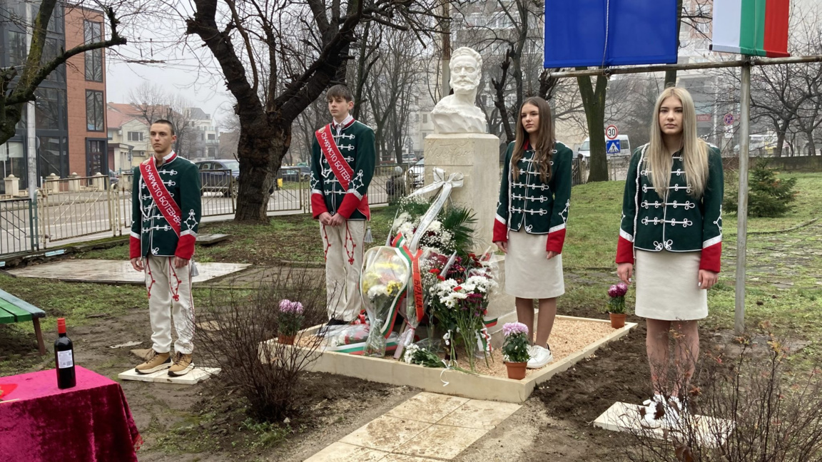 Нова скулптура на Христо Ботев краси училище във Враца