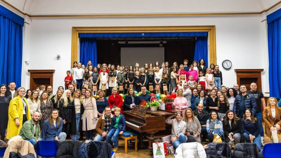 Шестият музикален фестивал "Над дъгата" ...