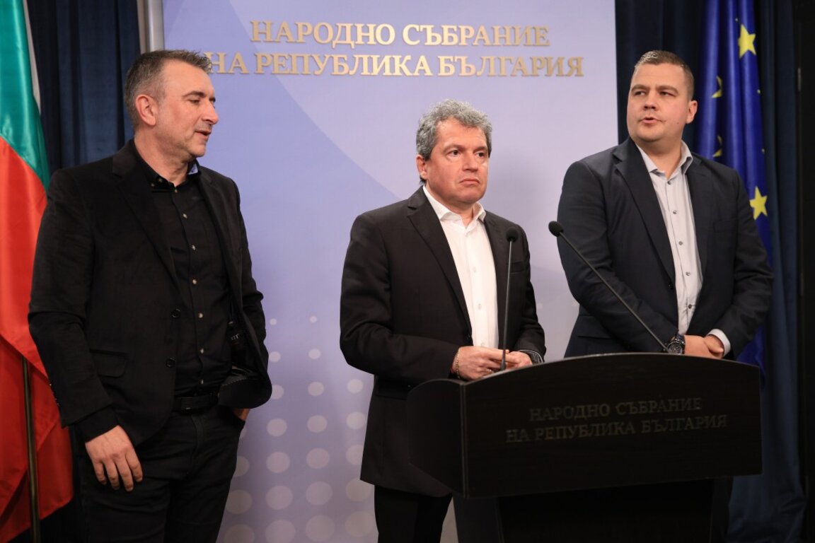 Ивайло Вълчев, Тошко Йорданов и Станислав Балабанов от ИТН направиха изявление пред медиите в НС - 3 октомври 2023 г..