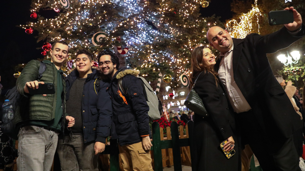 Туристи, празнуващи Коледа в Гърция