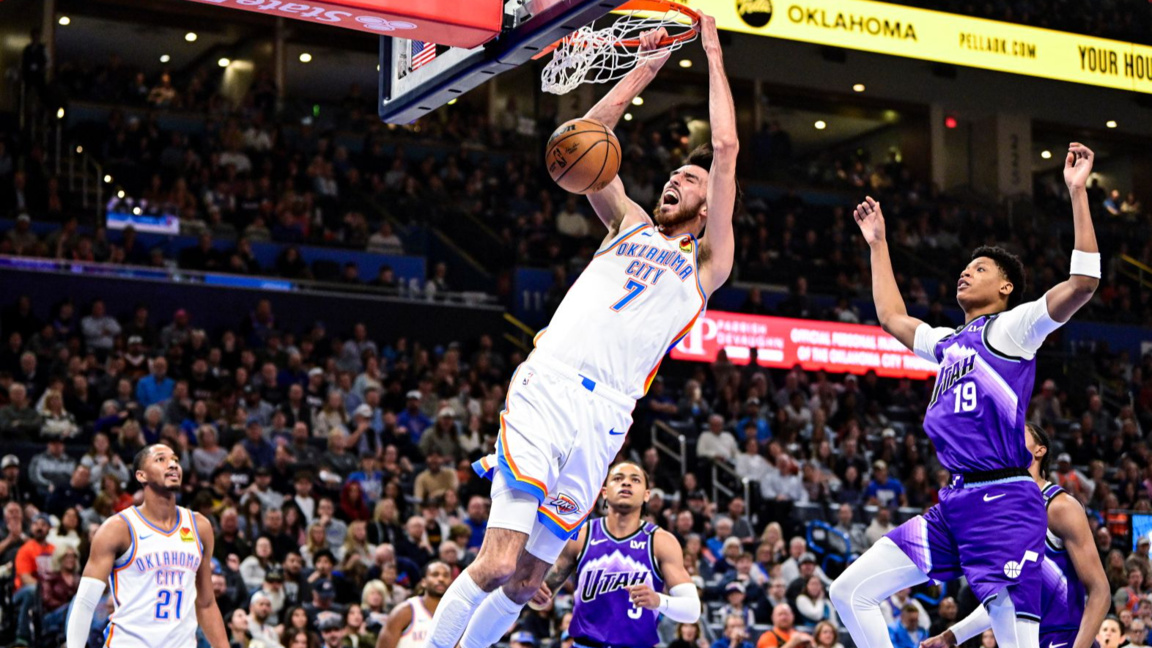 Холмгрен от Оклахома забива в коша на Юта.