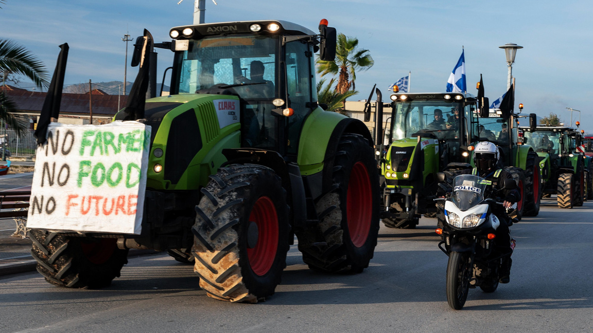 Гръцките фермери с тактика на изненадващо отваряне и затваряне на пътища