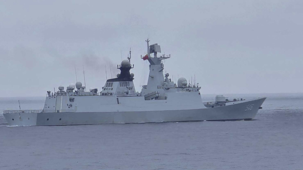 Кораб на китайските ВМС военноморски сили, ракетна фрегата FFG 548, северно от Тайван, 23 май 2024 г. Тайван изстреля реактивни самолети и постави ракетни, военноморски и сухопътни части на тревога в четвъртък заради китайски военни учения, провеждани около самоуправляващата се островна демокрация, където нов президент встъпи в длъжност тази седмица.