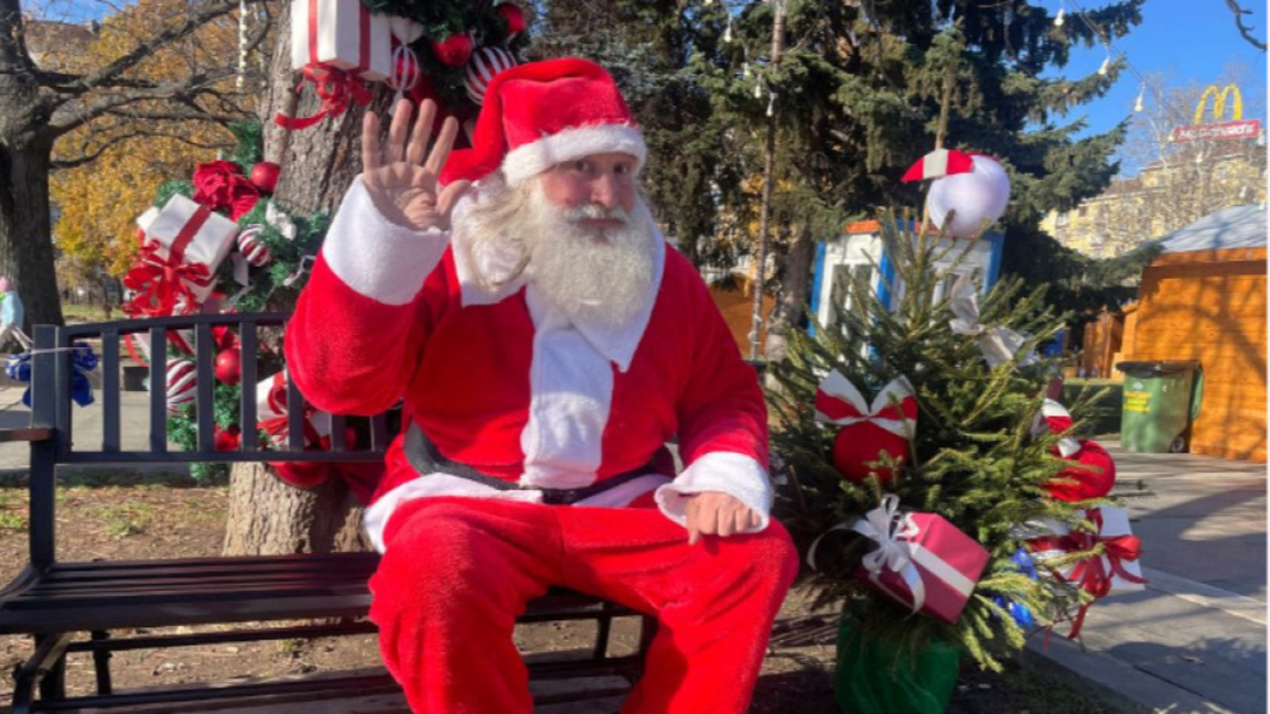 Дядо Коледа идва в кукления театър