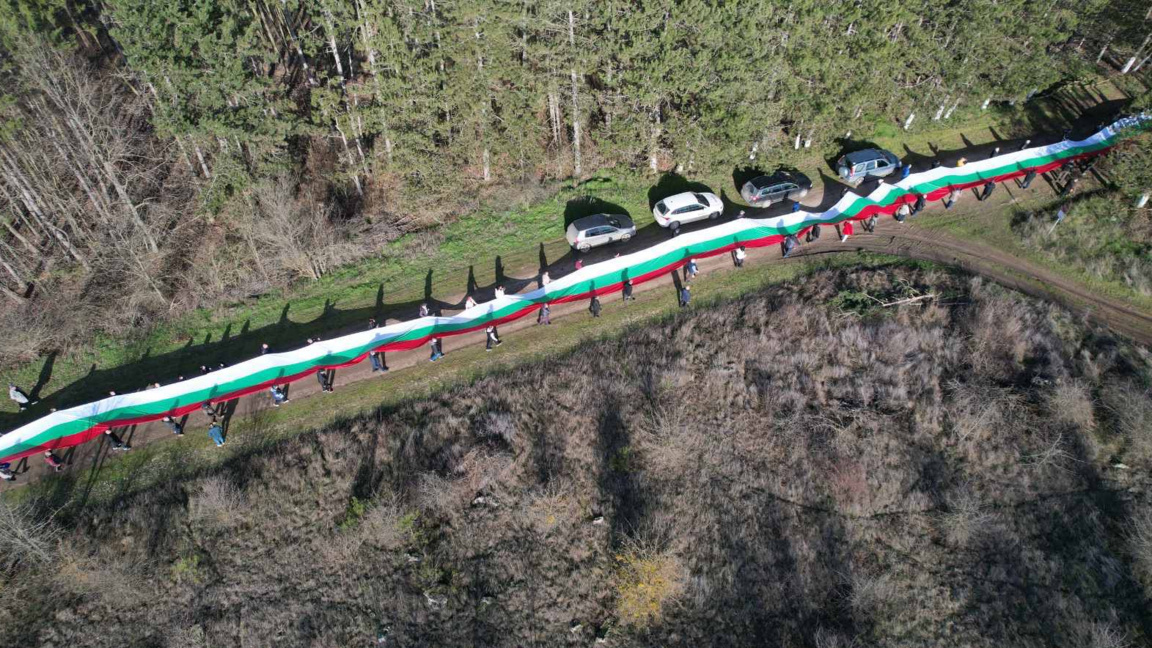 Разпънаха 100-метрово българско знаме на брега на язовир "Николаевка" 