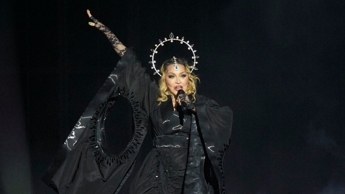 Мадона за първи път пее песен на италиан...