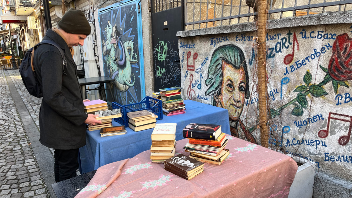 В следващите три дни той ще предложи около три хиляди заглавия на книги, издавани през годините.