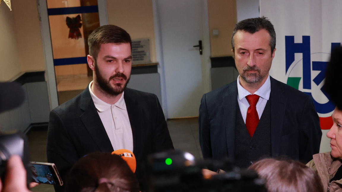 Управителят на НЗОК доц. д-р Петко Стефановски (вдясно) и Ивайло Стойчев (вляво) - мениджър проекти в "Информационно обслужване" дават брифинг по сигналите за затрудненията на аптеките, свързани отпускането на лекарства, заплащани изцяло или частично от Здравнато каса.