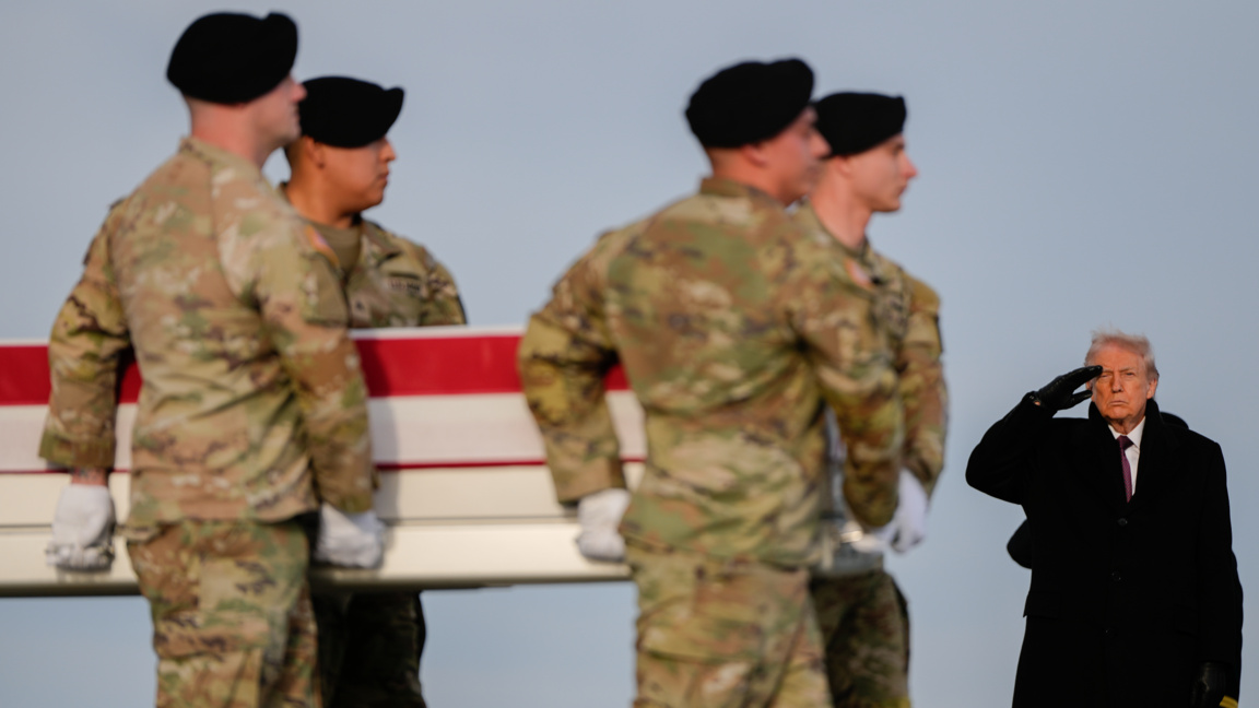 Президентът на САЩ Доналд Тръмп отдава чест, докато военнослужещи пренасят останките на убития преводач