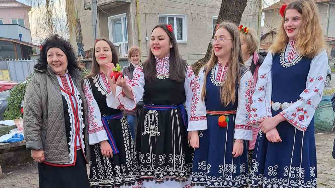 В Елин Пелин топят пръстени за здраве, л...