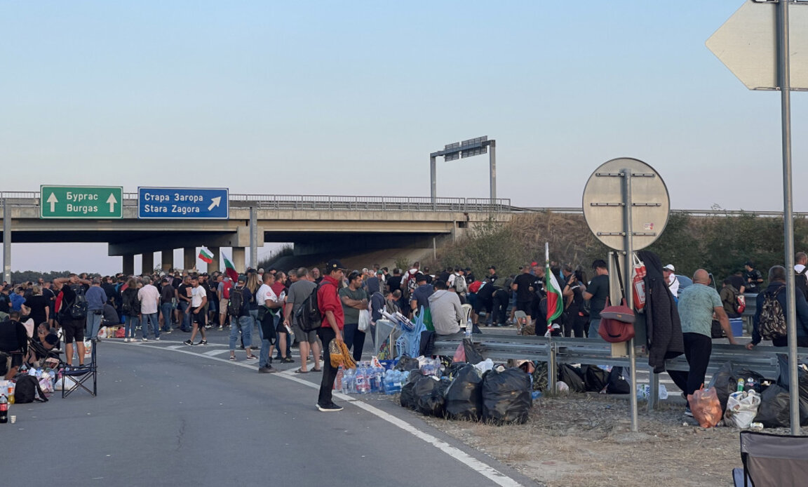 Министърът на енергетиката Румен Радев се среща с протестиращите на АМ „Тракия“, 30 септември 2023 г.