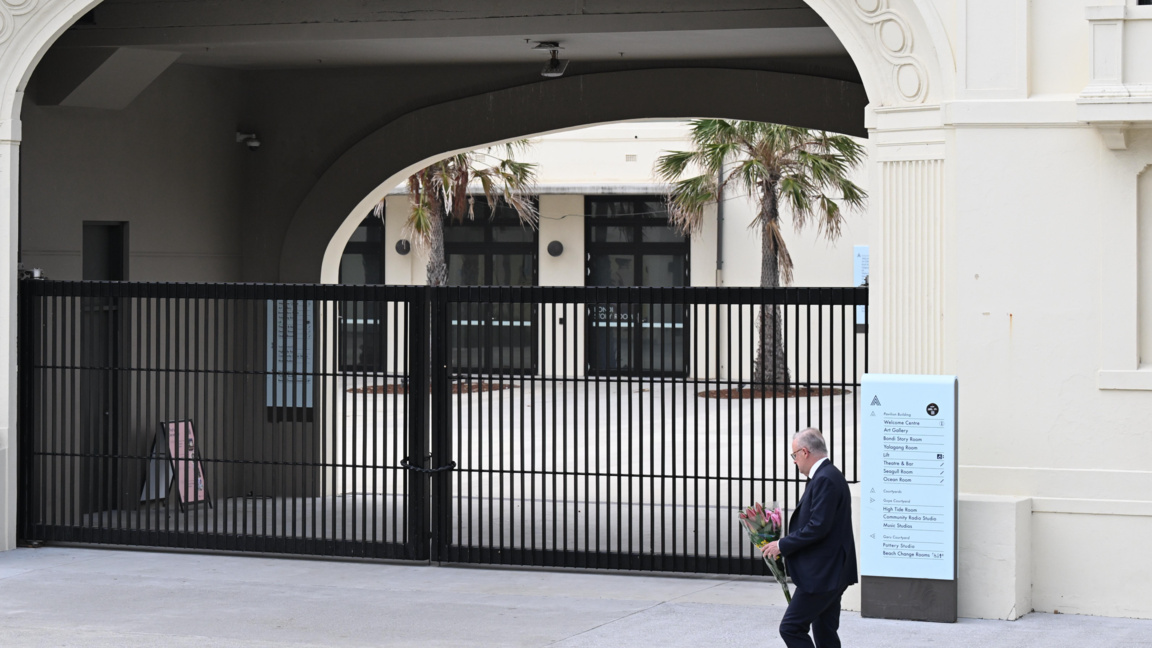 Премиерът на Австралия Антъни Албанезе полага цветя на мястото на трагедията