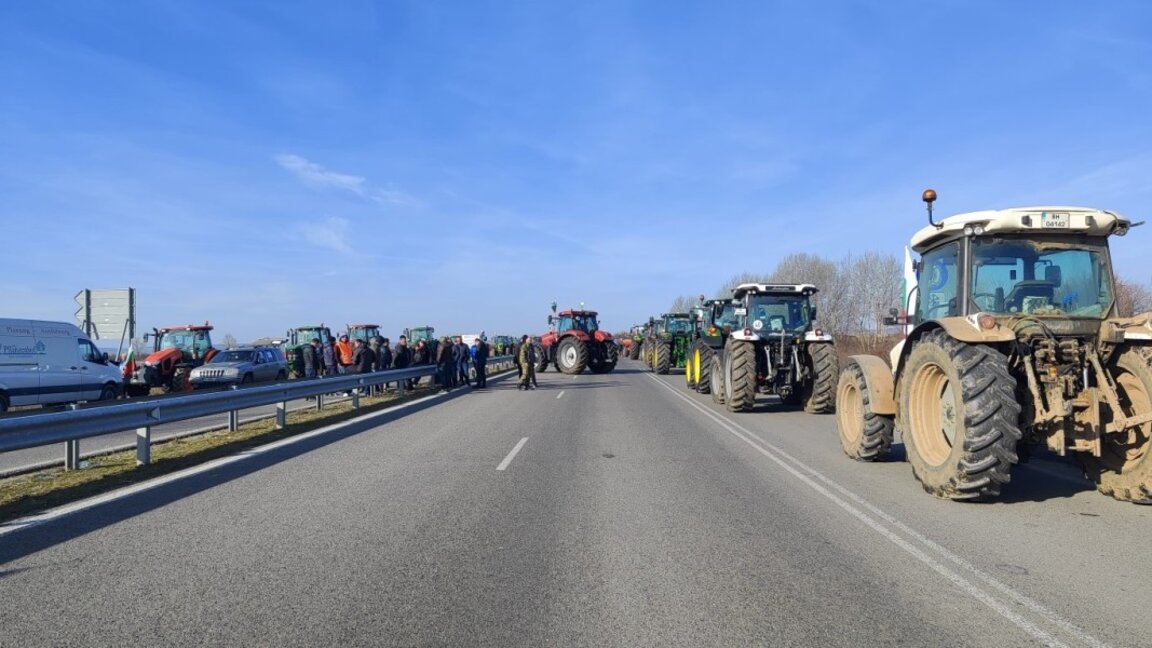 Земеделци обявиха 8-часова блокада на пътя към Дунав мост 2