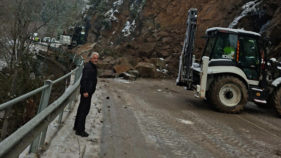 Отворено за преминаване е едното платно на пътя Смолян - Девин