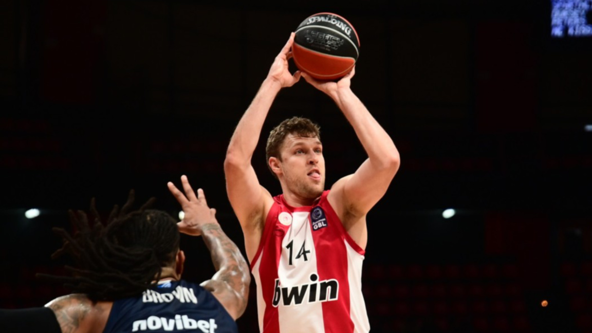 Александър Везенков има проблем с коляното.