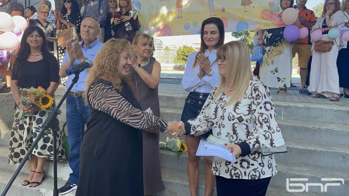 Мариана Рачева от БНР Бургас и Снежана Няголова - директор на СУ "Св. Св. Кирил и Методий"