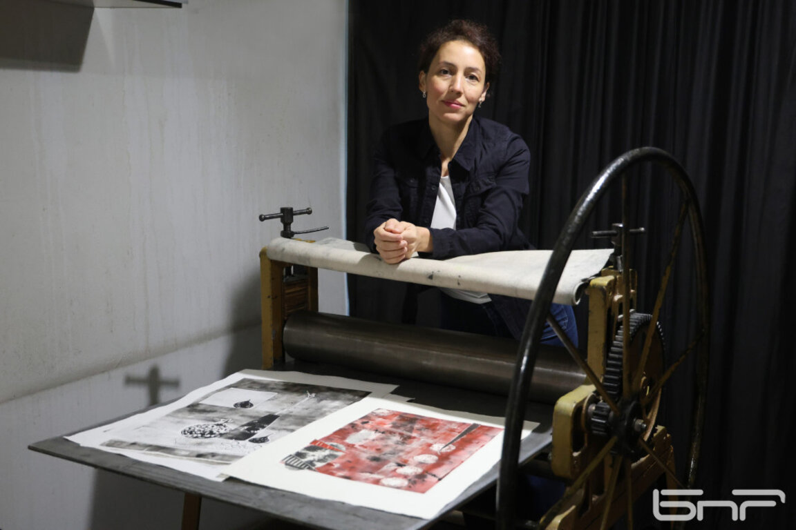 Красивият графичен свят на Виолета Апост...