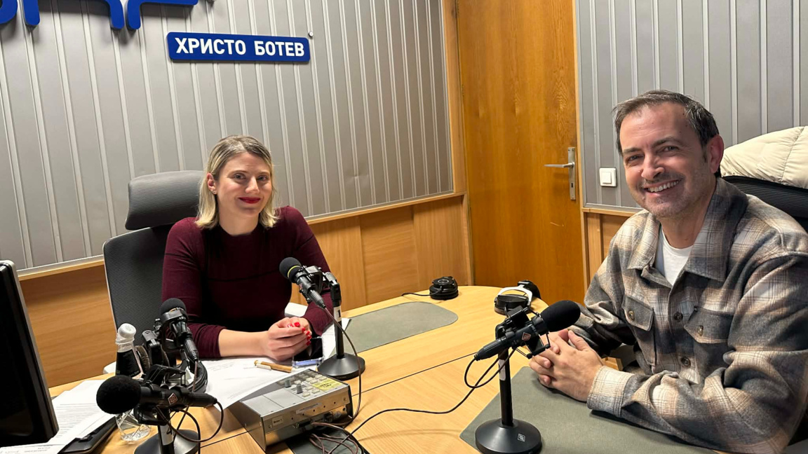 Водещата Юлия Владимирова и сценаристът на сериала Владислав Тинчев