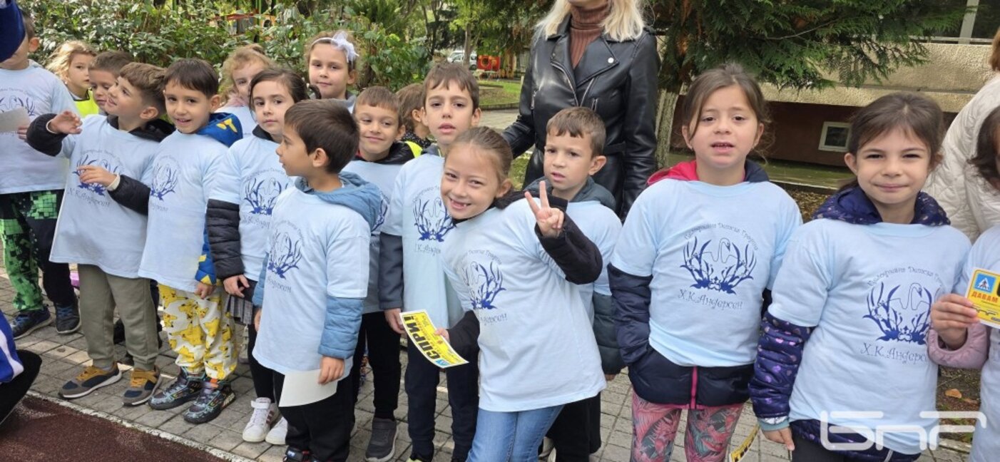 Деца учиха правилата за движение заедно с БНР Бургас и полицията